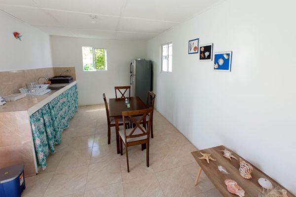 apartamento con cocina nevera y comedor en san andres